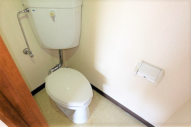 三双のトイレ|写真は同建物の別部屋を参考に掲載しております。