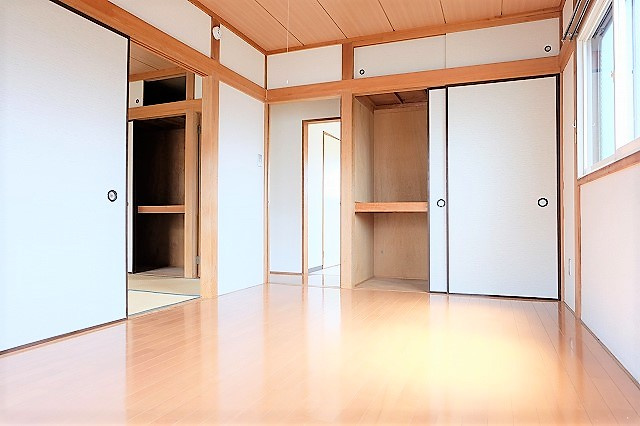三双の寝室|写真は同建物の別部屋を参考に掲載しております。