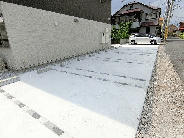 シャイン昭島の駐車場