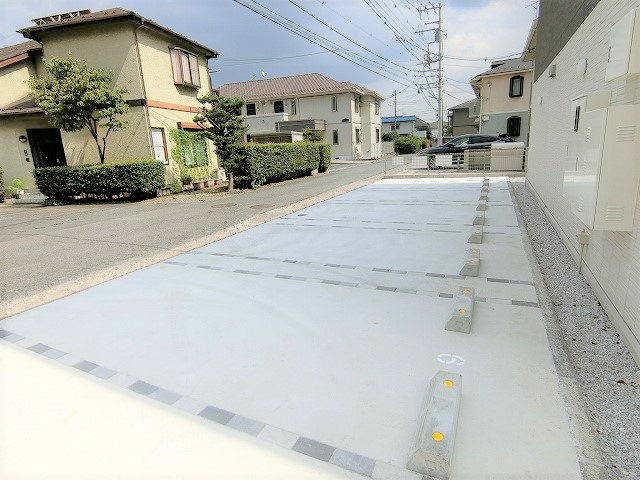 シャイン昭島の駐車場