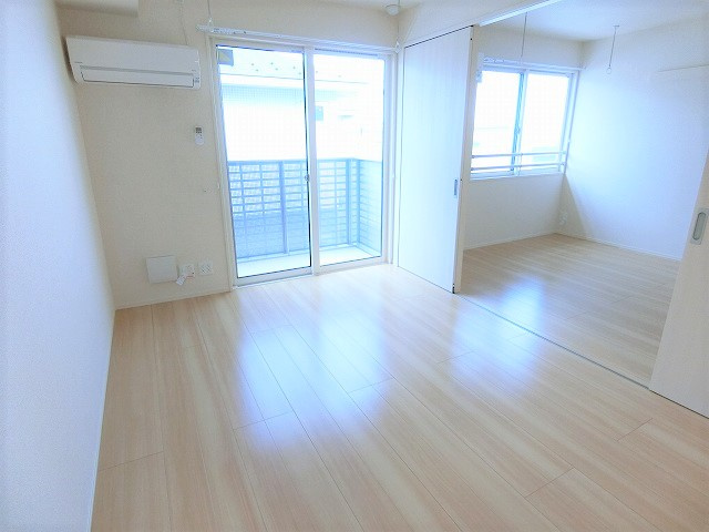 シャイン昭島の居間・リビング