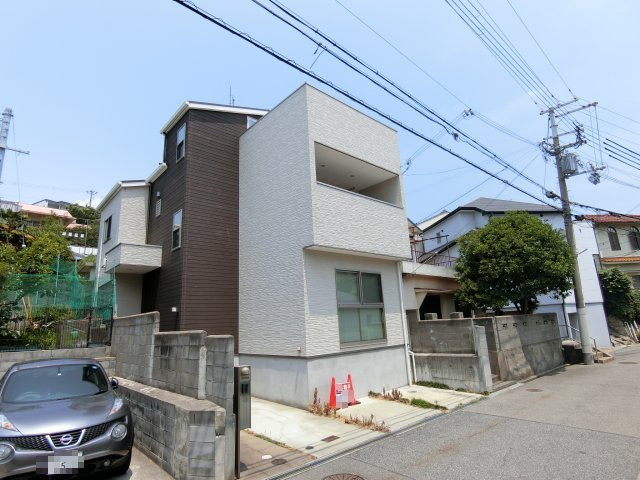 神戸市垂水区王居殿3丁目 中古戸建の前面道路含む現地写真