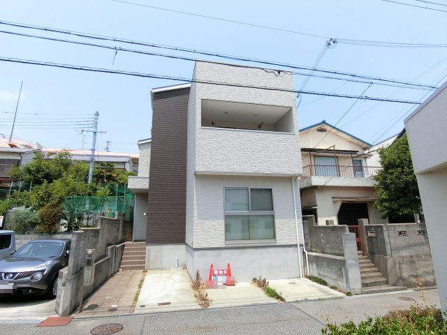 神戸市垂水区王居殿3丁目 中古戸建の前面道路含む現地写真
