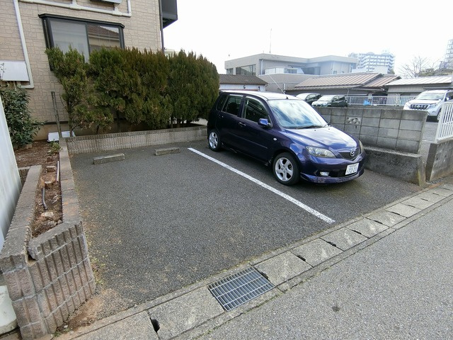アヴェニールSの駐車場
