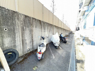 【その他共用部分】 | 敷地内にバイク置き場を完備しています！大型バイクもOK♪バイクがあれば通勤・通学、お買い物にも便利です☆