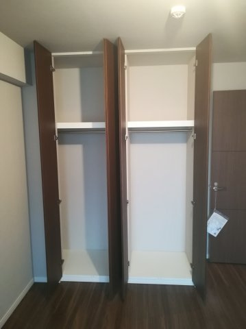 【洋室】 | THEパームス三鷹ビバーチェ | 北東側洋室の2つのクロゼット　天井までのクロゼットで使いやすいです。