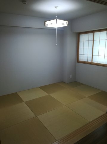 【和室】 | THEパームス三鷹ビバーチェ | リビングの隣に続き和室6帖あり　琉球畳　押し入れ　天袋付き　あり