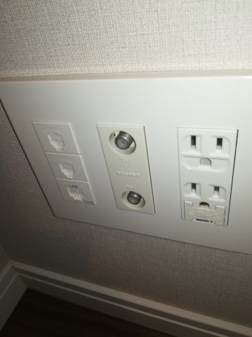 【設備】 | THEパームス三鷹ビバーチェ | 各部屋にはインターネット及びテレビのモジュラーあり　インターネットはJ-COMとNTTBフレッツ光が導入済み