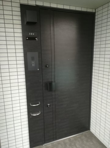 【玄関】 | THEパームス三鷹ビバーチェ | 玄関　外　モニター付きインターフォンあり　高級感があります。