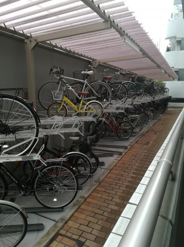 【その他共用部分】 | THEパームス三鷹ビバーチェ | 屋根付き　駐輪場　2台までは借りることが可能　上段200円　下段300円　申し込み時に自転車置き場利用希望の場合ご連絡ください。