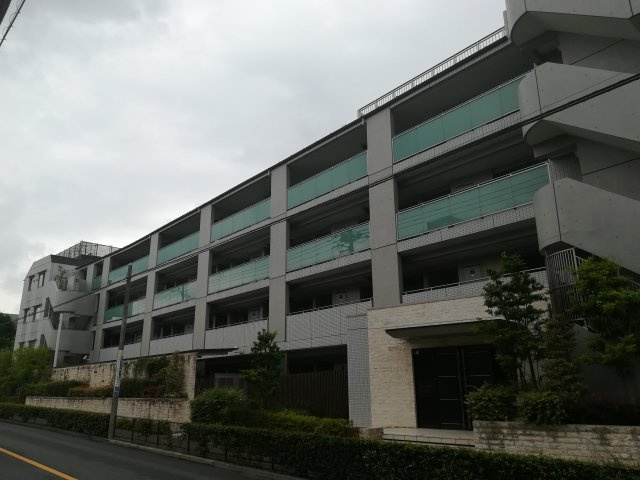 【外観】 | THEパームス三鷹ビバーチェ | 山中通り沿いに立っているマンションでエントランス・物件玄関が山中通り面、バルコニーは南向きの物件です。