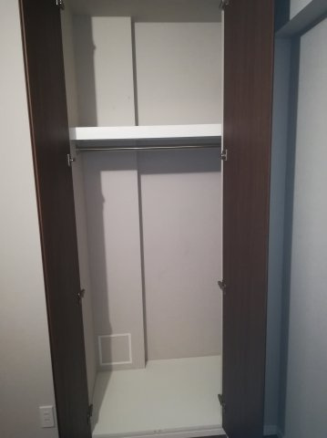 【収納】 | THEパームス三鷹ビバーチェ | キッチン横の収納　こういったスペースにちょっとした収納があるのは良いですね