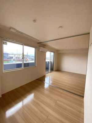 【居間・リビング】 | レジデンス富の原 | ※別室室内写真の為、反転