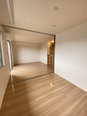 【居間・リビング】 | レジデンス富の原 | ※別室室内写真の為、反転