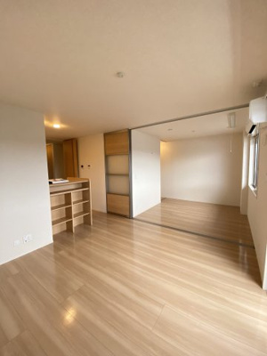 【居間・リビング】 | レジデンス富の原 | ※別室室内写真の為、反転