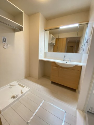 【独立洗面台】 | レジデンス富の原 | ※別室室内写真の為、反転