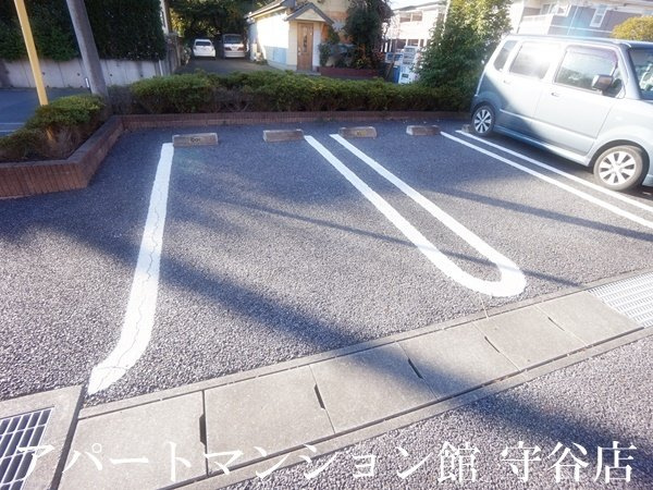白山ヒルズⅡ壱番館の駐車場