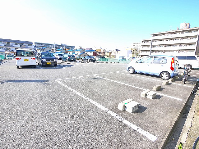 三条ファミリーハイツの駐車場|駐車場があるので、車を買う予定の方も安心です