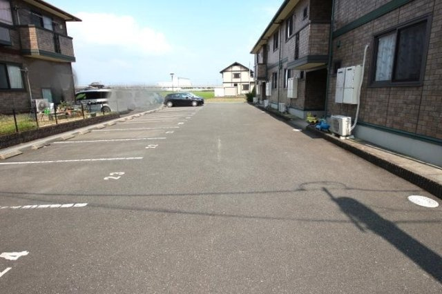 アネックス・マリー　B棟の駐車場