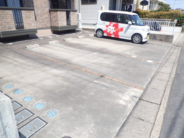 ウィステリア原の駐車場