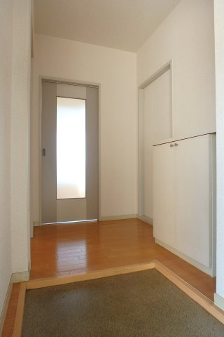 フラワーハイツの玄関