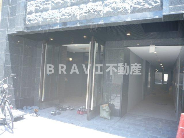 プレサンス心斎橋レヨン　BRAVI不動産のエントランス|【プレサンス心斎橋レヨン】落ち着いたエントランスです