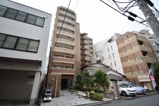 【外観】 | 来客時にも安心のモニター付オートロック！不在時に便利な宅配ボックス！