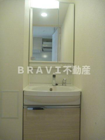 プレサンス心斎橋レヨン　BRAVI不動産の独立洗面台|【プレサンス心斎橋レヨン】独立洗面台、朝の身支度には欠かせません