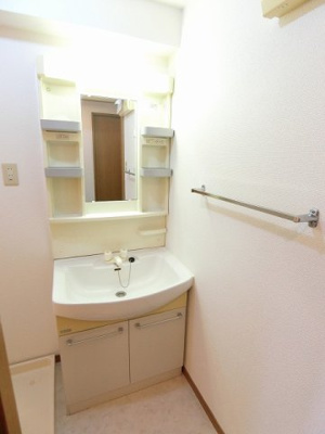 【洗面所】 | Salida仲町台/サリーダ仲町台 | 独立洗面台付きで朝の準備もらくらく♪お化粧するときに大活躍ですね！