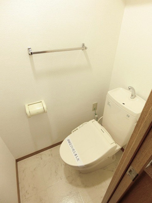 【トイレ】 | Salida仲町台/サリーダ仲町台 | トイレは温水洗浄便座付き♪人気のバストイレ別です♪小物を置ける便利な棚やタオルハンガーも付いています♪