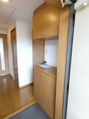 【玄関】 | Salida仲町台/サリーダ仲町台 | 玄関には上下タイプのシューズボックス付き！間のスペースは飾り棚や小物置き場として活用できます♪お客様もスムーズにお出迎えできますね☆