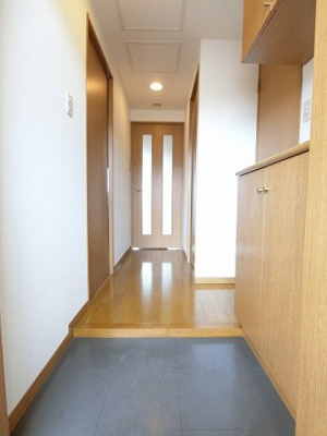 【玄関】 | Salida仲町台/サリーダ仲町台 | 玄関から室内への景観です！右手にトイレ、左手に洋室6帖のお部屋があります☆