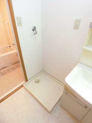 【設備】 | Salida仲町台/サリーダ仲町台 | 洗面所内、洗面化粧台横にある室内洗濯機置き場です♪防水パンが付いているので万が一の漏水にも安心です！