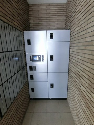 【その他共用部分】 | Salida仲町台/サリーダ仲町台 | 共用エントランスには宅配BOXがあるので荷物の受け取りもスムーズに♪再配達を依頼する手間が省けます☆