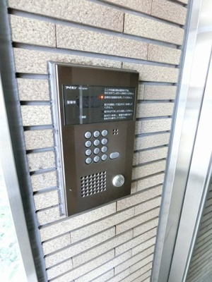 【エントランス】 | Salida仲町台/サリーダ仲町台 | 共用エントランスは不審者の侵入を未然に防ぐオートロック付き！防犯対策充実しています◎