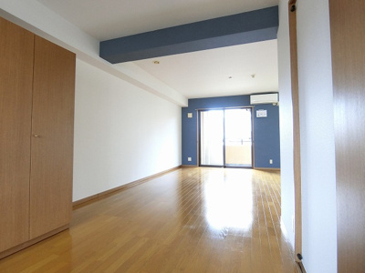 【居間・リビング】 | Salida仲町台/サリーダ仲町台 | リビングダイニングキッチン12.6帖☆バルコニーに繋がるお部屋です！エアコン付きで1年中快適に過ごせますね☆オシャレなアクセントクロスが魅力的です♪