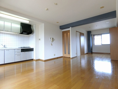 【居間・リビング】 | Salida仲町台/サリーダ仲町台 | リビングダイニングキッチン12.6帖☆窓側からの眺めです♪椅子とテーブルを囲んで家族団欒の時間を過ごせます！