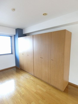 【寝室】 | Salida仲町台/サリーダ仲町台 | 洋室6帖☆可動収納があります！お好きな位置に動かして、お部屋のレイアウトを楽しめますね♪