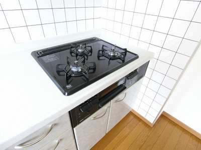 【キッチン】 | Salida仲町台/サリーダ仲町台 | 3口ガスコンロ/グリル付きシステムキッチンです☆3口コンロは複数の調理を同時にできるので時短にもGOOD☆