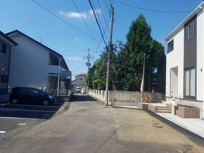 【前面道路含む現地写真】 | 守谷市本町　イオンタウン近く　駅まで1020ｍ　新築一戸建 | 前面道路もひろびろ南向き