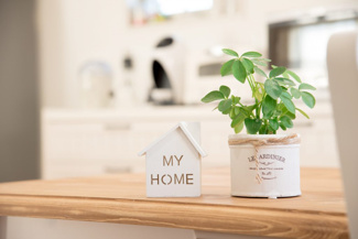 【外観】 | 現在リフォーム中。最寄りのスーパーマーケットまで徒歩7分(550ｍ)。生活に便利な立地です。