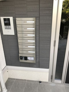 【エントランス】 | エントランスはオートロック・宅配ボックス・メールボックス付き！共用設備充実しています◎
