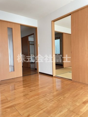 エバンジェル八幡の洋室