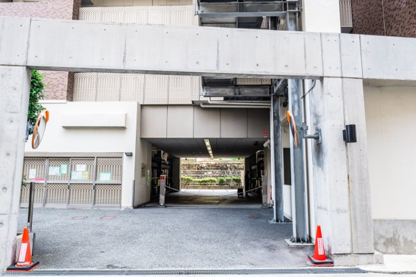 【駐車場】 | 【敷地内駐車場】きちんと整備されたきれいな駐車場です！十分な広さがあり、車の出し入れもスムーズ！