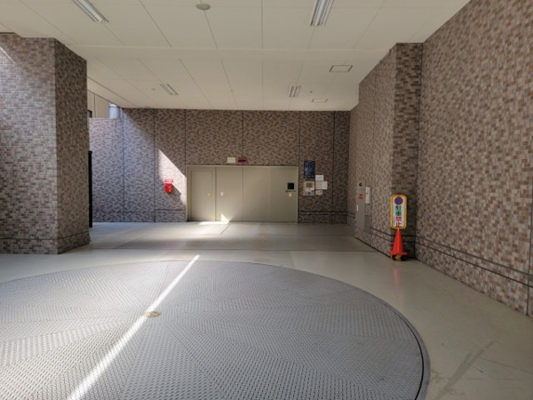 【駐車場】 | 【駐車場（ターンテーブル）】タワーパーキングなので、愛車が風雨にさらされることもございません！