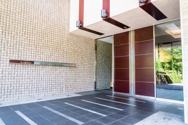 【エントランス】 | 【エントランス出入口】重厚感の中にぬくもりを感じさせる木の風合いが、住まう方をあたたかく出迎えます。