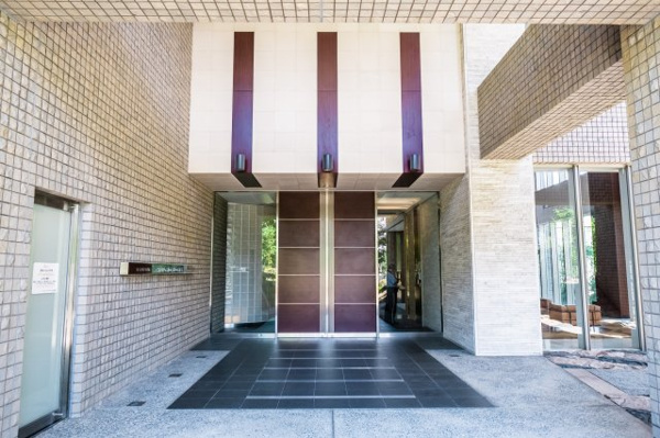 【エントランス】 | 【エントランス出入口】都会らしい洗練されたデザイン。素材の質感豊かなレジデンス玄関口です！