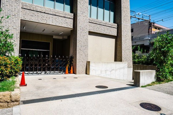 【駐車場】 | 【敷地内駐車場】きちんと整備されたきれいな駐車場です！十分な広さがあり、車の出し入れもスムーズ！