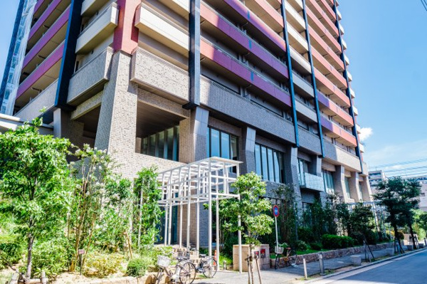 【周辺】 | 【周辺】マンション周辺の歩道もきれいに舗装・管理されています！潤い豊かな植栽に囲まれた敷地です！