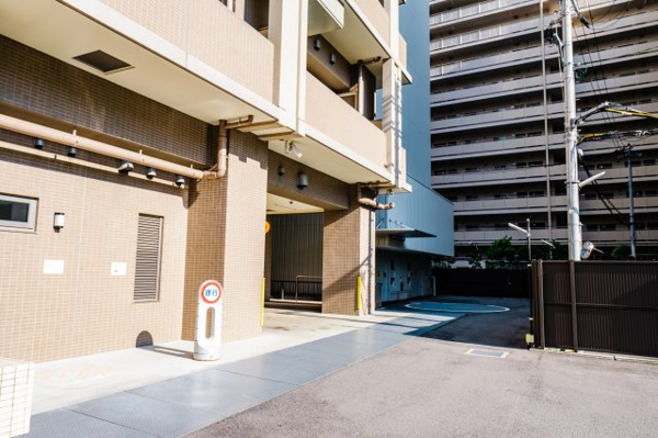 【駐車場】 | 【敷地内駐車場】タワーパーキングなので、愛車が風雨にさらされることもありません！